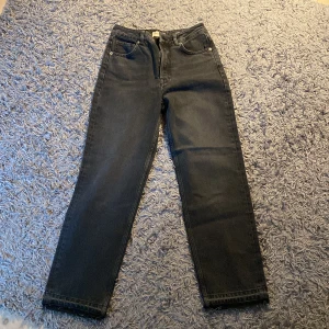 Jeans - Fina raka svarta jeans, säljer då de är för korta på mig som är ca 166😊 har rivit upp längst ned på byxan för att få de längre