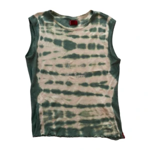 Batik topp - Topp med turkost/vitt batikmönster från Levi’s, har ett litet hål på framsidan men annars mycket bra skick