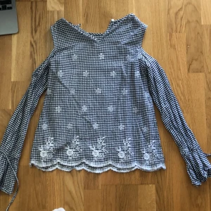Blus - Blus från Dorothy Perkins men som är förliten 