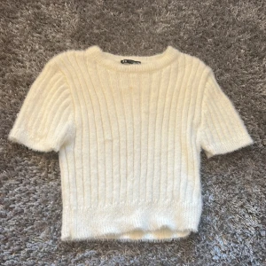 Zara tjockare tröja  - Lite trådar hängande från. Bara andvänd en gång. 