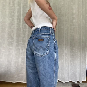 Wrangler vintage  - Boyfriend jeans, sjukt fin passform! Ä Innerben 86cm, midja rakt över 42cm (har en insytt band på insidan av midjan som går att dra åt för bättre passform), benöppning rakt över 22 cm  Jag är vanligtvis storlek S 164cm lång. Glöm ej mina andra annonser💌