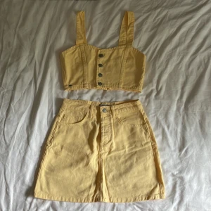 Jeanskjol med matchande jeanstopp - Jeanskjol med matchande jeanstopp i stl S från Pull & Bear.