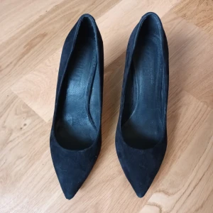 Klackskor - Ett par svarta klackskor!