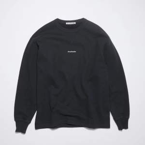 **NYPRIS: 3300:-**  Sweater från Acne Studios. Inköpt i Acne Studios-butiken på Norrmalmstorg. Endast testad, därav nyskick.   Storlek L, men passar M till L. 