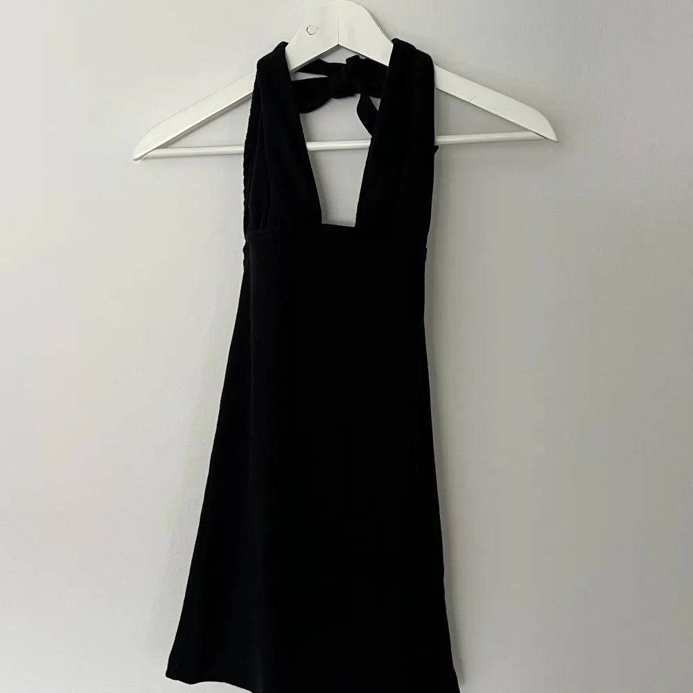 svart tight klänning från subdued köpt i italien. aldrig använd o med prislappkvar men såååå fin. 🤍. Klänningar.