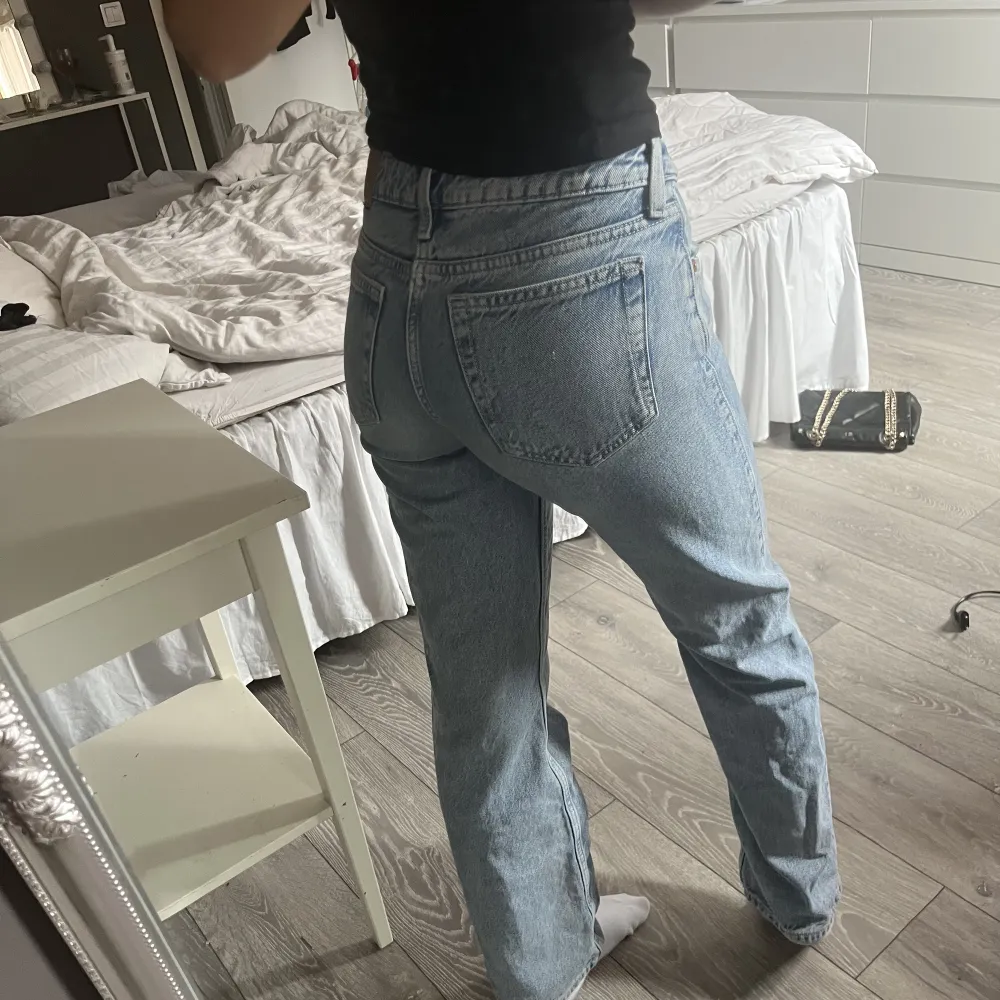 Tänkte sälja mina låga jeans från weekday, modellen arrow. Säljer då de tyvärr börjar bli försmå för mig😩 jättefint skick och är i storlek 23/32😊. Jeans & Byxor.