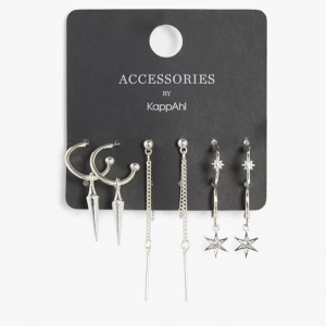 Örhängen  - INSTRESSEKOLL!!  Svin snygga örängen från Kappahl som inte kommit till användning! Helt oanvända! 