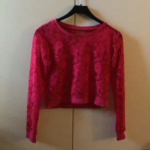 Röd spets tröja  - Supersnygg röd spets tröja❤️ Säljer för att den börjar bli för liten. Står ingen storlek men den är som XXS eller XS. Står inget märke heller. Den är använd väldigt få gånger och i superbra skick!