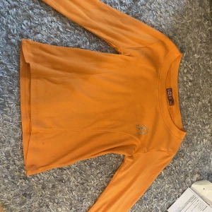 Orange sweatshirt - Jättefin sweatshirt jag köptr nyligen men som tyvärr är för liten. Taggen säger M/L men skulle säga att den passar XS/S. 