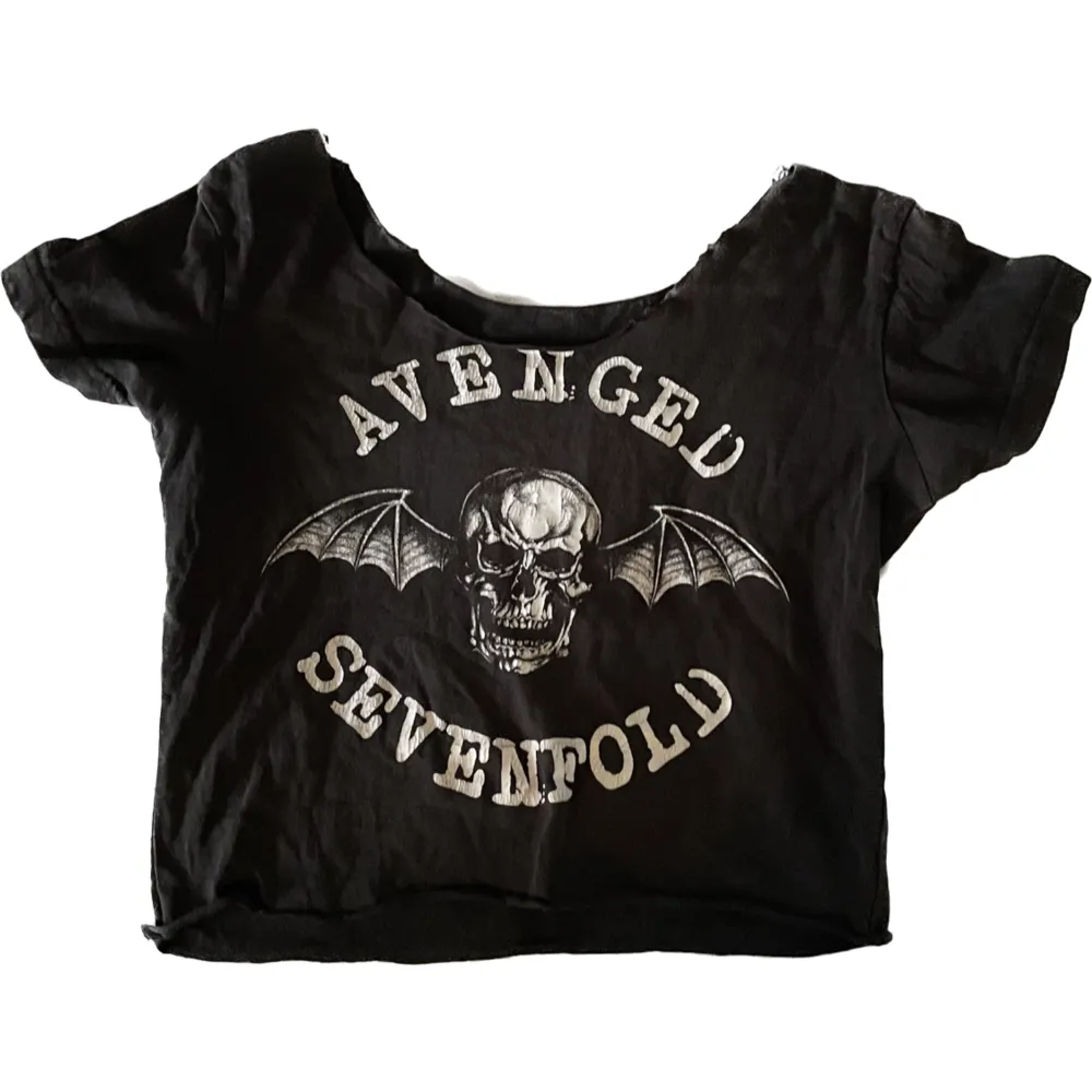 Avenged Sevenfold t-shirt med avklippt hals och mage (croptop), passar storlek XS/S 😊. T-shirts.