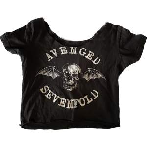 Avenged Sevenfold t-shirt med avklippt hals och mage (croptop), passar storlek XS/S 😊