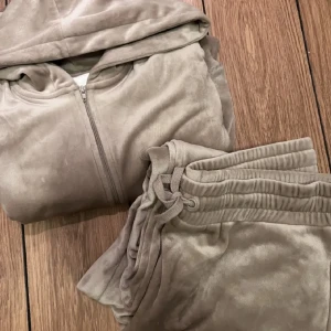 Set mjukis - Säljer mitt mjukis set då det aldrig används. Super mysigt att ha på sig. Koftan är lite av den kortare modellen och byxorna är utsvängda. Skulle säga att de passar en s/m.