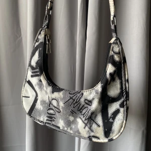 Väska - Säljer denna coola väska, använd fåtal gånger.