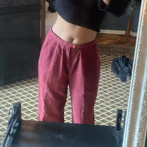 Röda kostym / linne byxor  - Köpta på humana, linne material. Röda kostymbyxor. 