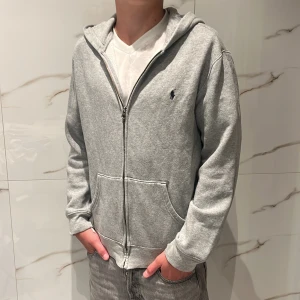 Ralph lauren zip hoodie - Tja! Säljer min feta hoodie från ralph lauren, skick 8,5/10. Säljer pga aldrig används. Barnstorlek: XL Vuxenstorlek: S. Han på bilden är 175cm. Mitt pris: 299kr (Nypris 1199kr) Kontakta mig vid minsta fundering! Mvh, Nisse!