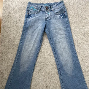 Bootcut jeans - Bootcut jeans med jätte fina detaljer  Midjemått: 33cm  Benlängd: 92cm 