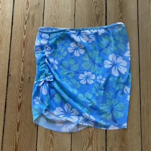  Bikinikjol  -  Bikinikjol med blommor på 