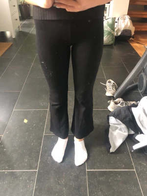 Utsvängda tajts  - Jag säljer super fina utsvängda tajts i färgen svart för 100 kr! De kommer från Lindex och är i storlek 152! De är lite slitna men man ser knappt tidigare användning. Ha en fin dag❤️