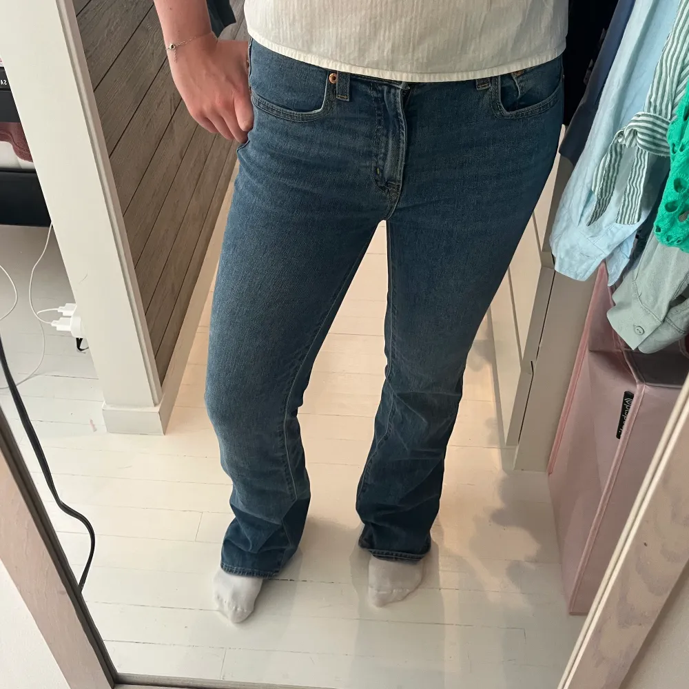 Säljer dessa snygga bootcut jeansen från gap. Storlek 26 och passar 36/38🩷. Jeans & Byxor.