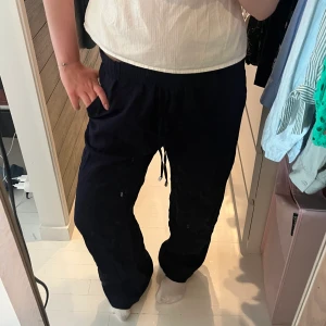 Mörkblåa linnebyxor från zara  - Säljer dessa fina linnebyxorna från zara. Mörkblåa med silver detalj på snöret, oanvända med prislapp kvar 🤩