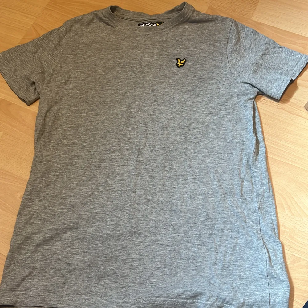 En grå Lyle&Scott T-shirt 💕 Är som Xs/s i storleken . T-shirts.