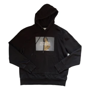 oversized hoodie - Svart oversizead hoodie med tryck fram. Från youth machine. Använd men i bra skick! 🖤