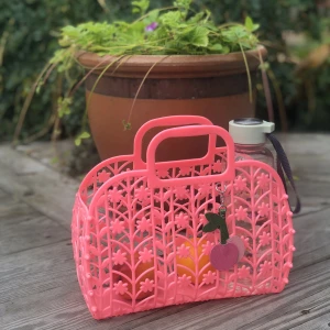 Rosa söt väska - Väskan är i hård plast och har en bra uppbyggnad. Kan användas t.ex på stranden eller nu till Barbie premiären om man så önskar.  