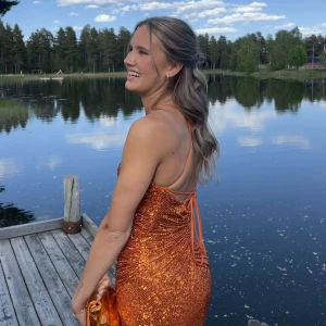 Balklänning - Säljer min otroliga balklänning från Maskara, storlek 36, använd 1 gång på balen iår😍den är precis som ny. Hör av er i DM för mer bilder om skicket samt detaljer på klänningen. Köpt för 2300kr 💕💕