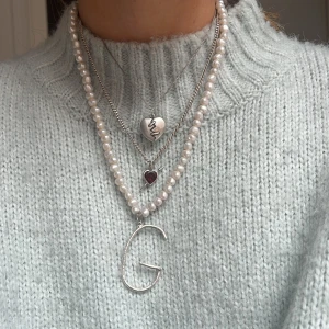 Maria Nilsdotter halsband - Kollar intresset på mitt jättefina halsband från Maria Nilsdotter.  Det är det silvriga hjärtat med ”stygn” och jag säljer då jag tröttnat på det❤️box och det medföljer och är även öppen för byten mot annat från Maria Nilsdotter!