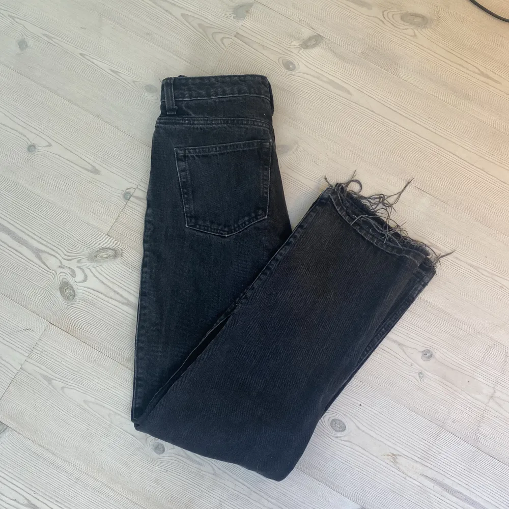 Ett par jeans från Weekday i modellen ROWE. Raka i benen sitter supersnygga dock för små för mig.. Jeans & Byxor.