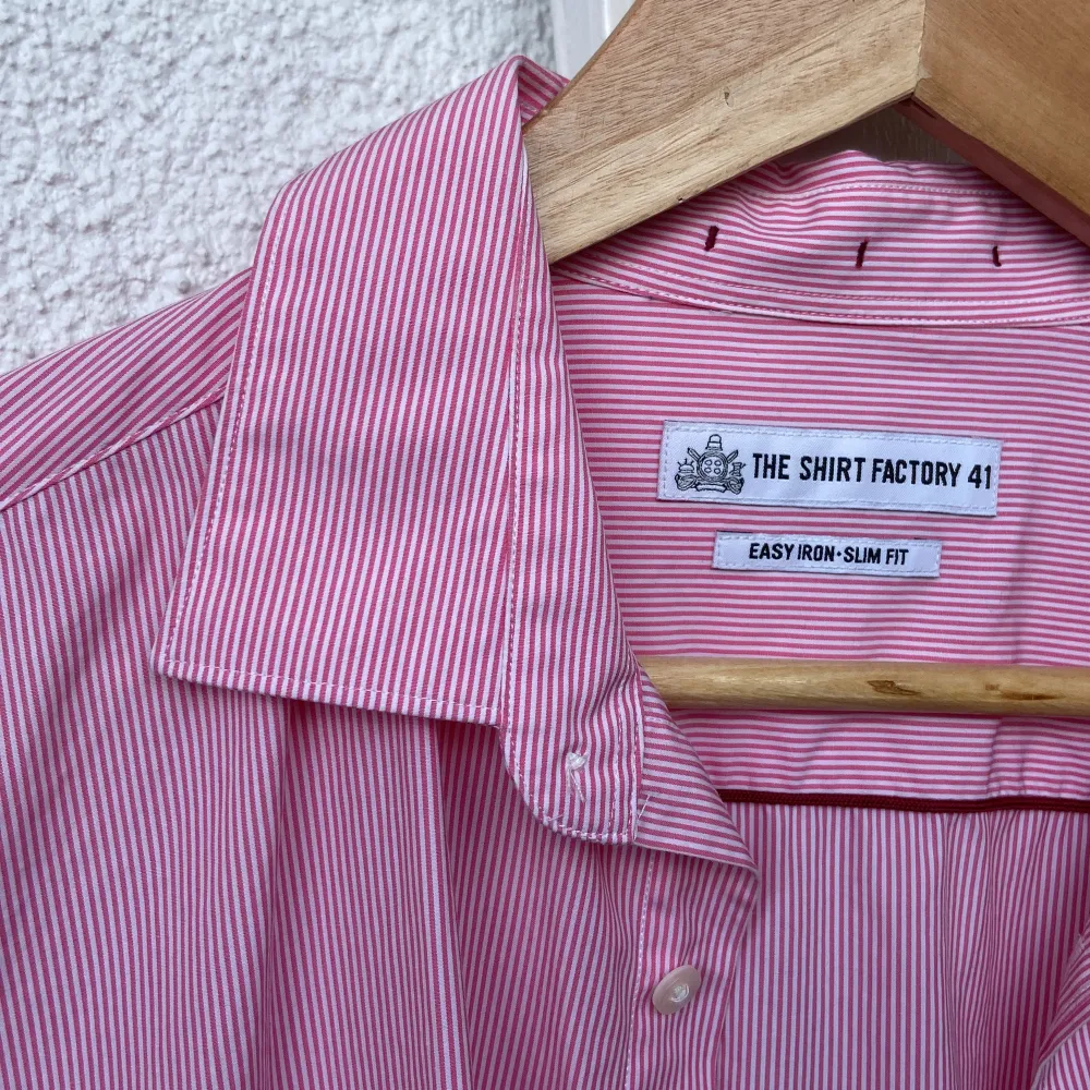 Stilren rosa/vit randig skjorta. Skjortor.