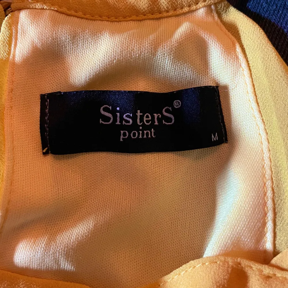 Klänning från Sisters Point, modell Emore. Helt ny, men utan prislapp.  Storlek: M Material: Polyester. Klänningar.