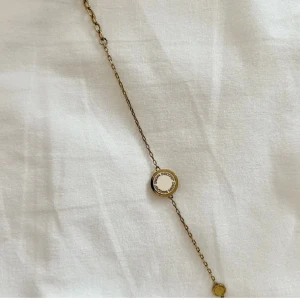 Armband Marc Jacobs - Armband MJ guldig, använd men fin.