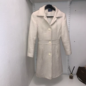 Intressekoll  - Hej, jag skulle vela se om någon är intresserad av denna fina beigevita kappa och hur mycket man skulle kunna tänka sig att betala för den. PM:a mig 💌