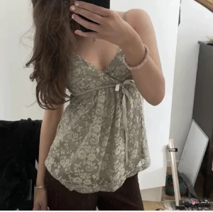 Grön topp!💚 - Säljer denna olivgröna vintage toppen då den inte passade! Pris kan diskuteras🥰