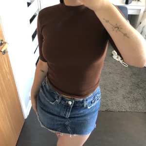 Brun tröja - En brun tröja med lite längre armar och halvpolo. Fint skick och i storlek S/M