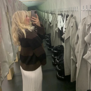 Stickad tröja - Brun svart stickad tröja med zip från WEEKDAY🤎🖤 perfekt inför hösten😍