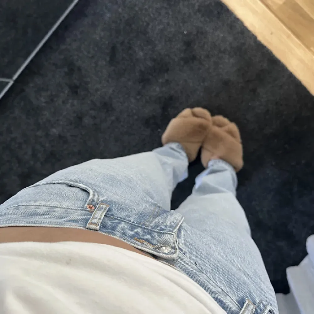 Snygga low waist jeans köpt på Gina Tricot. Tyvärr för små och aldrig använda💕Köpta för 499kr och säljer för 380💗. Jeans & Byxor.