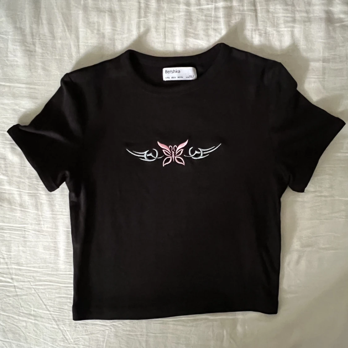 Croppad T-shirt med broderi - 90