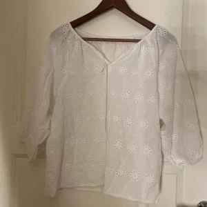 Vit blus - Säljer denna söta blus från zalando som inte kommer till användning men är i fortfarande i bra skick💕