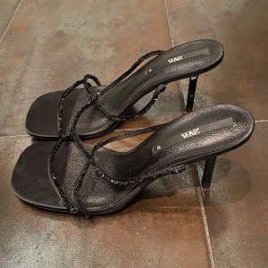 Zara klackar  - Fina Zara klackar med glitter detaljer, köpta till bal men aldrig använda.🌸  Pris exklusive frakt