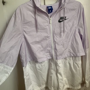 Nike Jacka - Nike vind/regnjacka. Använd fåtal gånger. Är stor i storleken så skulle säga passar en Medium också. 