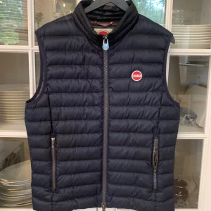 Colmar väst  - Mörkblå colmar väst i väldigt välbevarat skick. Storlek 48 passar M 