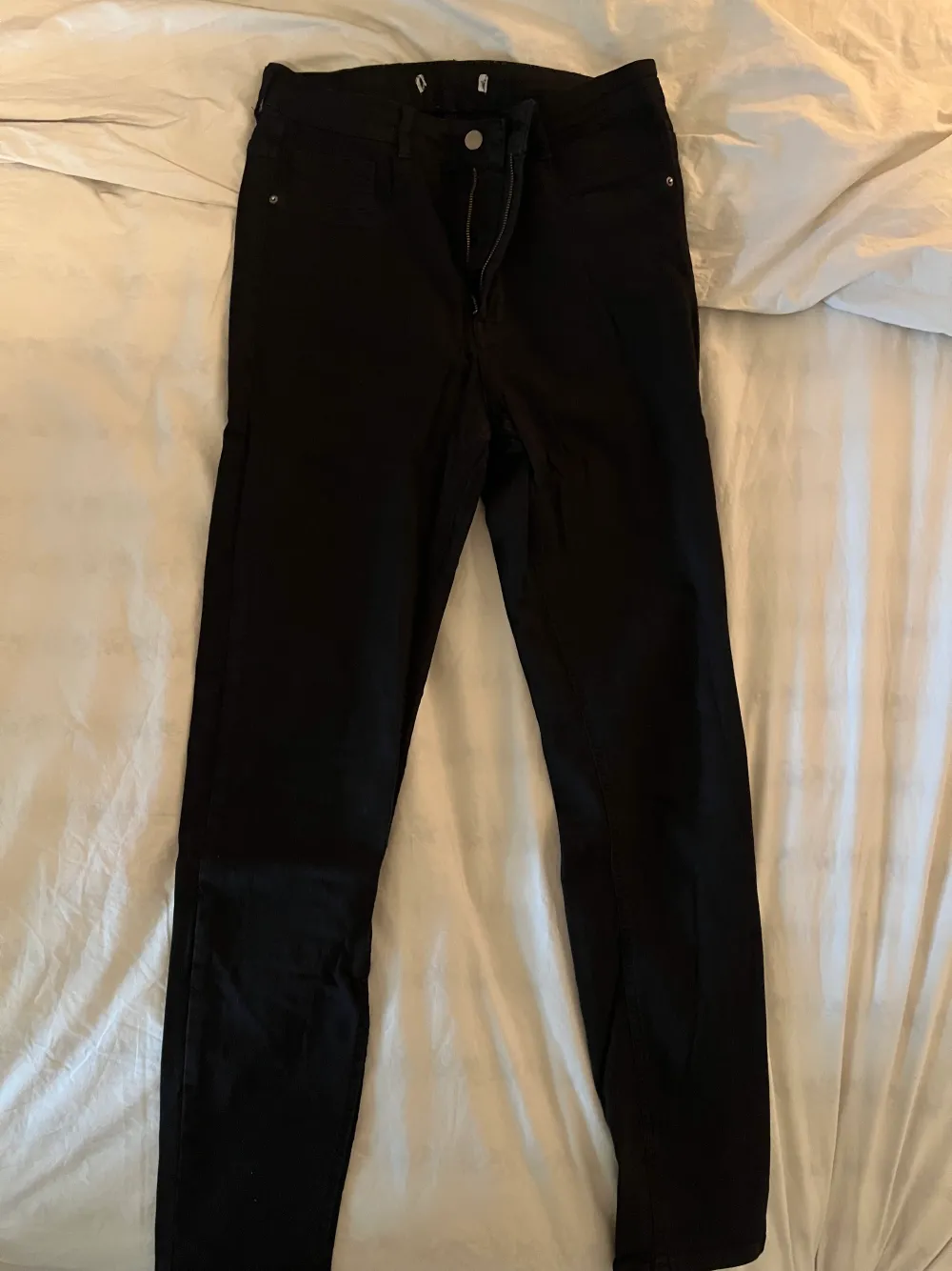 Svarta tighta jeans (Molly) från Gina Tricot i storlek XL. Knappt använda. Nypris 359 kr.. Jeans & Byxor.