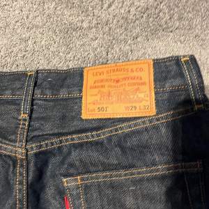 Populära 501 Levis jeans  Använda 2-3 gånger  Skriv om de är något mer ni vill veta  Kom med bud