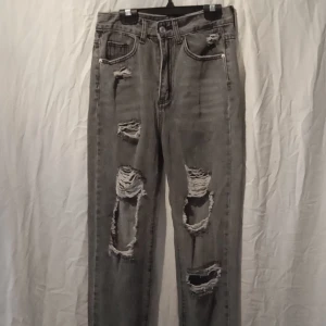 Högmidiade byxor i färgen grå!🤍 - Högmidiade byxor med hål i.passar bra i midjan och är i xxs. (Har tröttnat på dom därför vill jag sälja dom)