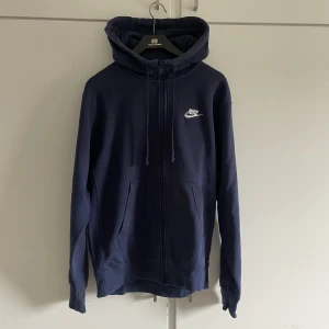 Nike hoodie - Marinblå Nike hoodie i storlek xs.  Bra skick. Lite stentvättad men den ska typ va så, som man ser på bild 3. Ganska stor i storleken. Nypris 799 kr 