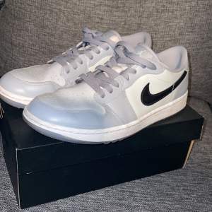 Säljer nu mina Air Jordan 1 Low Golf Wolf Grey i bra skick då dom inte används särskilt mycket. 9/10 skick, fler bilder kan skickas vid önskan och kvitto och box finns. 