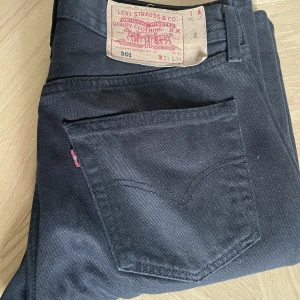Levi’s 501 - Svarta levi’s 501 storlek 31W 34L i gott skick. Sitter bra med flera sorters skor och passar flera stiler. 400kr, skicka meddelande för fler bilder och info