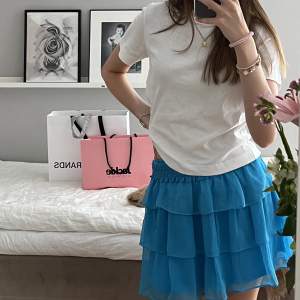 Söt volang kjol från H&M! Väldigt bra skick, storlek M men passar även S 🩵🫶